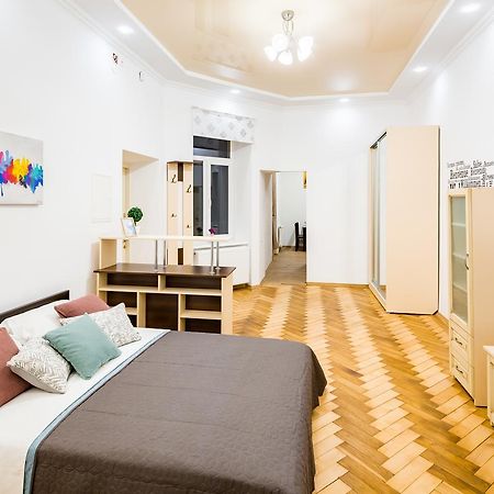 Bright And Cozy Apart With Balcony Lviv Bagian luar foto